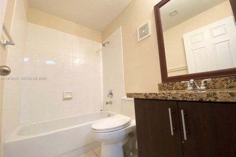 Снять в аренду виллу или дом в Пемброк-Пайнс, Флорида 3 спальни, 111.85м2, № 2044623 - фото 14