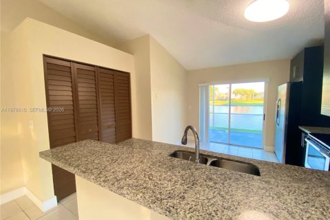 Снять в аренду виллу или дом в Пемброк-Пайнс, Флорида 3 спальни, 111.85м2, № 2044623 - фото 5