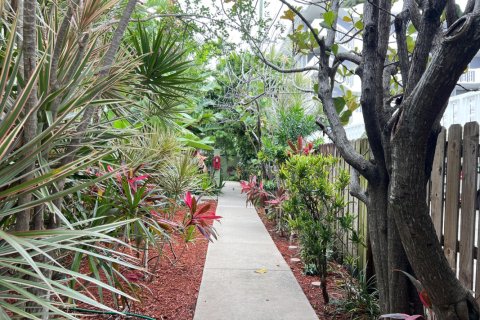 Condo in Lake Worth, Florida, 2 bedrooms  № 1210418 - photo 1