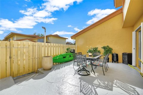 Condo in Miami, Florida, 2 bedrooms  № 1968091 - photo 9