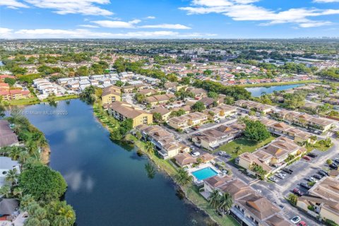 Condo in Miami, Florida, 2 bedrooms  № 1968091 - photo 5