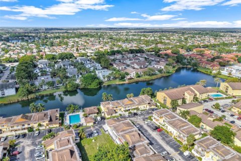 Condo in Miami, Florida, 2 bedrooms  № 1968091 - photo 4