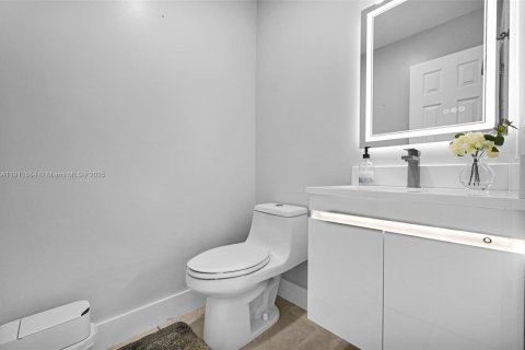 Condo in Miami, Florida, 2 bedrooms  № 1968091 - photo 22