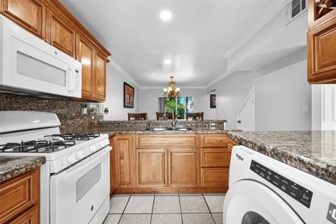 Condo in Miami, Florida, 2 bedrooms  № 1968091 - photo 25