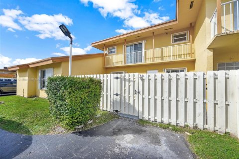 Condo in Miami, Florida, 2 bedrooms  № 1968091 - photo 10