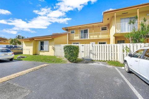 Condo in Miami, Florida, 2 bedrooms  № 1968091 - photo 11