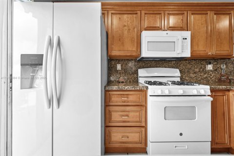 Condo in Miami, Florida, 2 bedrooms  № 1968091 - photo 23