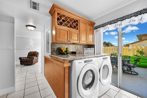 Condo in Miami, Florida, 2 bedrooms  № 1968091 - photo 26