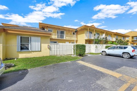 Condo in Miami, Florida, 2 bedrooms  № 1968091 - photo 13