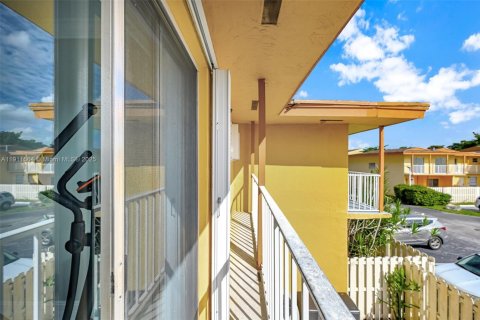 Condo in Miami, Florida, 2 bedrooms  № 1968091 - photo 16