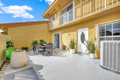 Condo in Miami, Florida, 2 bedrooms  № 1968091 - photo 8