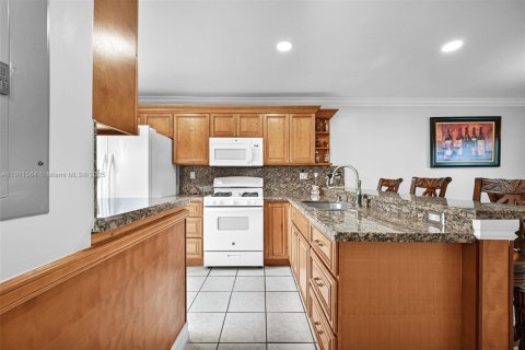 Condo in Miami, Florida, 2 bedrooms  № 1968091 - photo 29