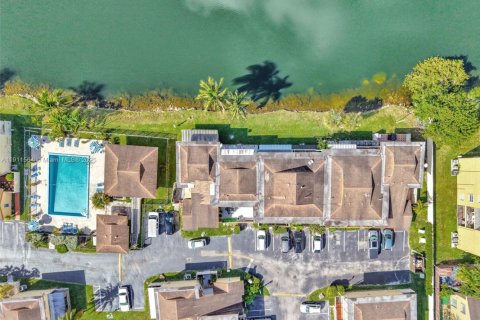 Condo in Miami, Florida, 2 bedrooms  № 1968091 - photo 1