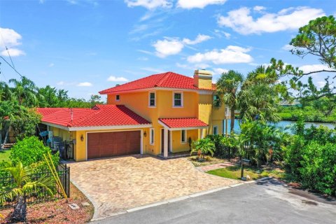 House in Palm Harbor, Florida 4 bedrooms, 297.84 sq.m. № 2202748 - photo 3