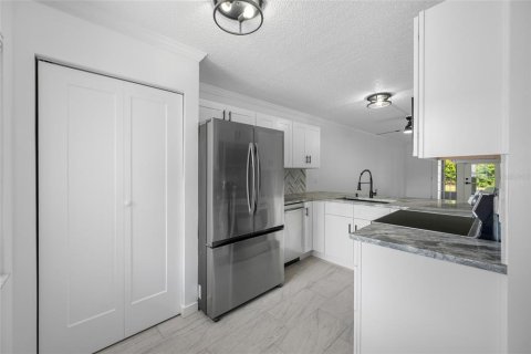 Condo in Largo, Florida, 2 bedrooms  № 2391332 - photo 13