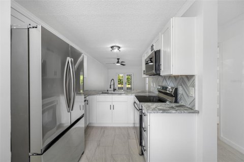 Condo in Largo, Florida, 2 bedrooms  № 2391332 - photo 9