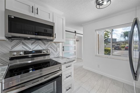 Condo in Largo, Florida, 2 bedrooms  № 2391332 - photo 11