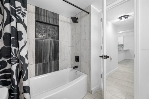Condo in Largo, Florida, 2 bedrooms  № 2391332 - photo 25