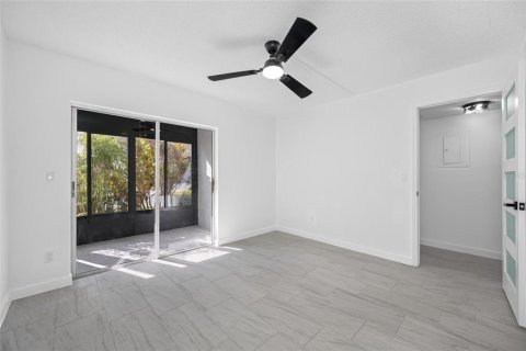 Condo in Largo, Florida, 2 bedrooms  № 2391332 - photo 17