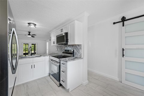 Condo in Largo, Florida, 2 bedrooms  № 2391332 - photo 10