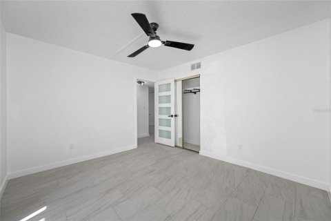 Condo in Largo, Florida, 2 bedrooms  № 2391332 - photo 15