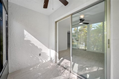 Condo in Largo, Florida, 2 bedrooms  № 2391332 - photo 18