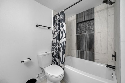Condo in Largo, Florida, 2 bedrooms  № 2391332 - photo 24