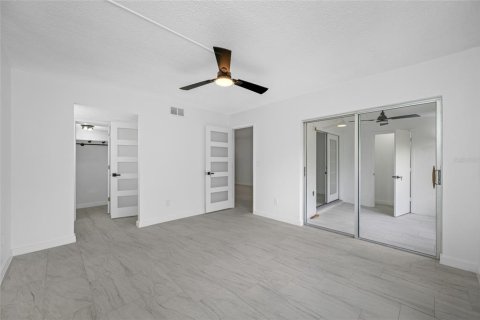 Condo in Largo, Florida, 2 bedrooms  № 2391332 - photo 4