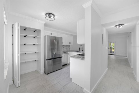 Condo in Largo, Florida, 2 bedrooms  № 2391332 - photo 8