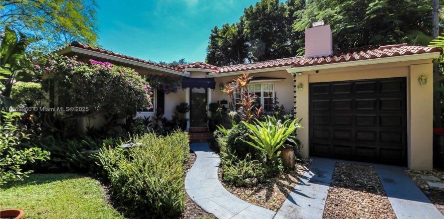 Villa ou maison à Coral Gables, Floride 2 chambres, 107.49 m2 № 1926705