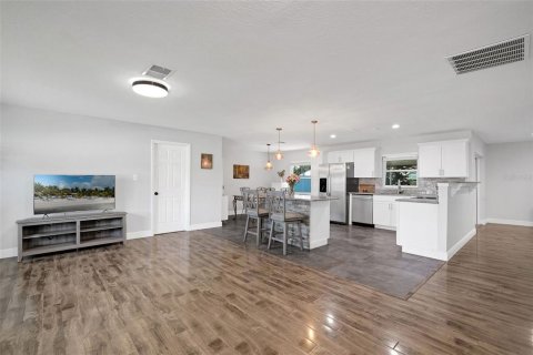 Casa en venta en Winter Park, Florida, 4 dormitorios, 165.18 m2 № 1901009 - foto 12