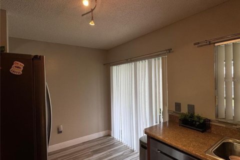 Townhouse in Brandon, Florida 2 bedrooms, 129.51 sq.m. № 2239843 - photo 9