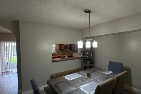 Townhouse in Brandon, Florida 2 bedrooms, 129.51 sq.m. № 2239843 - photo 7