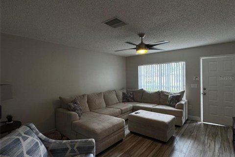 Townhouse in Brandon, Florida 2 bedrooms, 129.51 sq.m. № 2239843 - photo 5