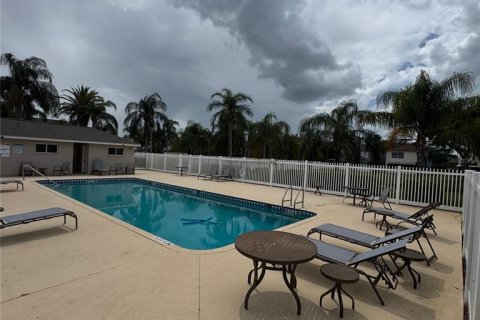 Townhouse in Brandon, Florida 2 bedrooms, 129.51 sq.m. № 2239843 - photo 19