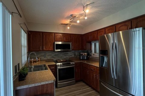 Townhouse in Brandon, Florida 2 bedrooms, 129.51 sq.m. № 2239843 - photo 8