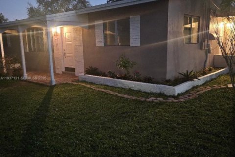 Commercial property in Hollywood, Florida 1 bedroom, 174.19 sq.m. № 1995045