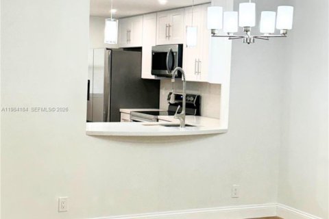 Condo in Tamarac, Florida, 2 bedrooms  № 2089718 - photo 23