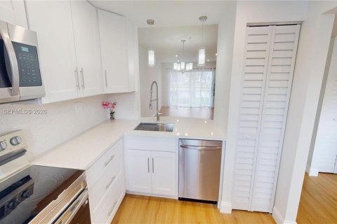 Condo in Tamarac, Florida, 2 bedrooms  № 2089718 - photo 17