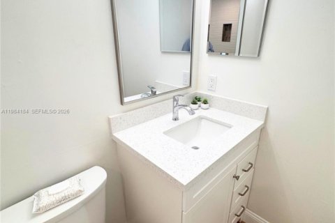 Condo in Tamarac, Florida, 2 bedrooms  № 2089718 - photo 7