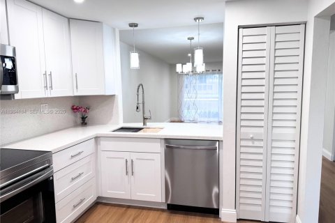 Condo in Tamarac, Florida, 2 bedrooms  № 2089718 - photo 16