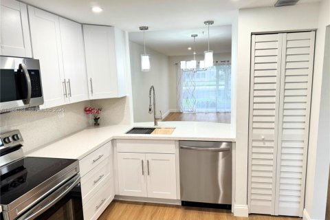 Condo in Tamarac, Florida, 2 bedrooms  № 2089718 - photo 18