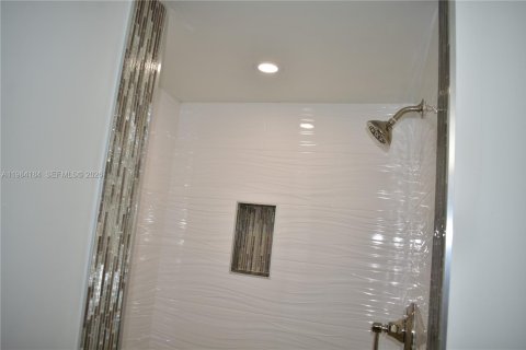 Condo in Tamarac, Florida, 2 bedrooms  № 2089718 - photo 28