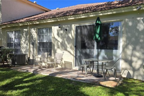 Снять в аренду таунхаус в Пемброк-Пайнс, Флорида 3 спальни, 125.23м2, № 2058343 - фото 3