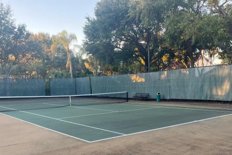 Снять в аренду таунхаус в Пемброк-Пайнс, Флорида 3 спальни, 125.23м2, № 2058343 - фото 25