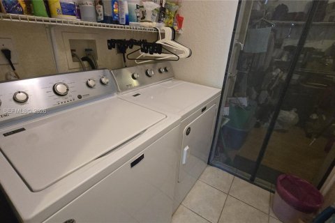 Снять в аренду таунхаус в Пемброк-Пайнс, Флорида 3 спальни, 125.23м2, № 2058343 - фото 18