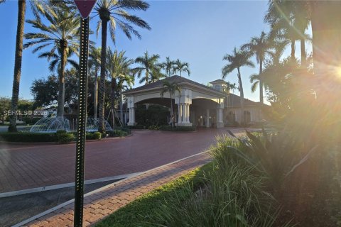 Снять в аренду таунхаус в Пемброк-Пайнс, Флорида 3 спальни, 125.23м2, № 2058343 - фото 24