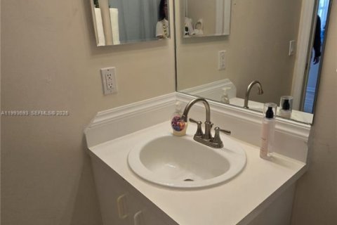 Снять в аренду таунхаус в Пемброк-Пайнс, Флорида 3 спальни, 125.23м2, № 2058343 - фото 17