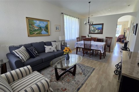 Снять в аренду таунхаус в Пемброк-Пайнс, Флорида 3 спальни, 125.23м2, № 2058343 - фото 6