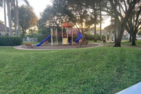 Снять в аренду таунхаус в Пемброк-Пайнс, Флорида 3 спальни, 125.23м2, № 2058343 - фото 27